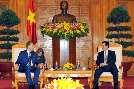 ท่าน เหงียนเติ๊นหยุง นายกรัฐมนตรีให้การต้อนรับนาย I.I.Suvalov รองนายกรัฐมนตรีคนที่หนึ่งของรัสเซีย